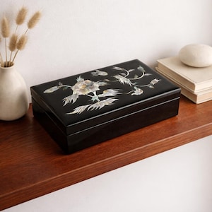 Boîte à bijoux vintage en laque noire • Incrustation florale de coquillages d'ormeau, doublure en velours rouge