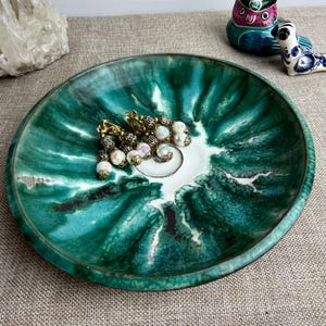 Pinecroft Pottery Canada Handmade Plate – Vintage Green Swirl Ceramic Art Bowl – Signed Canadian Studio Pottery