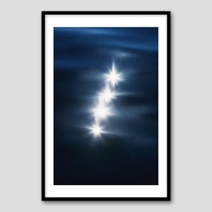 Ocean Spark – Stampa fotografica artistica / Luce sull'acqua / Hahnemühle Pearl / Blu profondo Minimalismo Semplicità luminosa Riflesso astratto