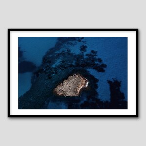 Rocky Coral Island – Stampa fotografica artistica / Maiorca, Spagna / Hahnemühle Pearl / Colore / Arte murale minimalista con paesaggio marino e immobilità aerea