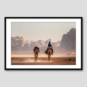 Viaggio nel Wadi Rum – Stampa fotografica artistica / Giordania / Hahnemühle Pearl / Colore / Scena di viaggio nel deserto del cammello nomade