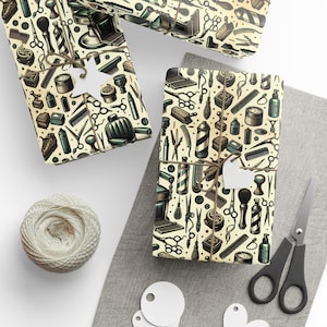 Pode incluir: Um papel de embrulho de estilo vintage com um padrão repetido de ferramentas e equipamentos de barbearia. O papel é de cor creme com ilustrações marrons e verdes de navalhas, tesouras, pentes, creme de barbear e uma cadeira de barbeiro.