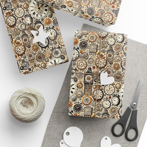Op de afbeelding: Een vel bruin inpakpapier met een herhalend patroon van antieke klokken en horloges. Het papier is versierd met een witte ster en een wit hart.