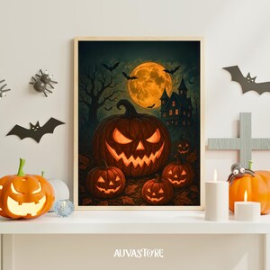 以下が含まれることがあります： 大きな彫刻されたカボチャと、光る目と口が特徴のハロウィーンをテーマにした額入りのプリント。小さなカボチャに囲まれています。背景には満月、コウモリ、お化け屋敷があります。装飾的なクモ、コウモリ、十字架も存在します。
