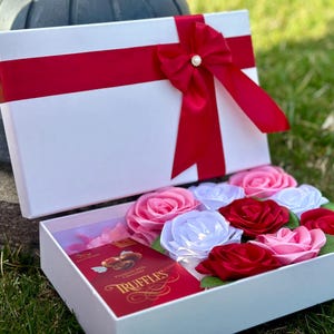 Personalized Flower Gift Box with Chocolates – Customizable Message Gift- Edible Arrangement- Red Roses with Chocolates, Rosas Eternas