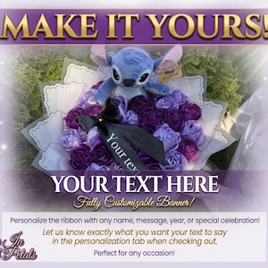 Op de afbeelding: Een boeket van paarse en lavendelkleurige stoffen rozen met een blauw pluchen speelgoed. Het boeket is verpakt in wit papier en heeft een zwart lint met de tekst "Your text here". De banner zegt "Make it Yours!" en "Your text here".