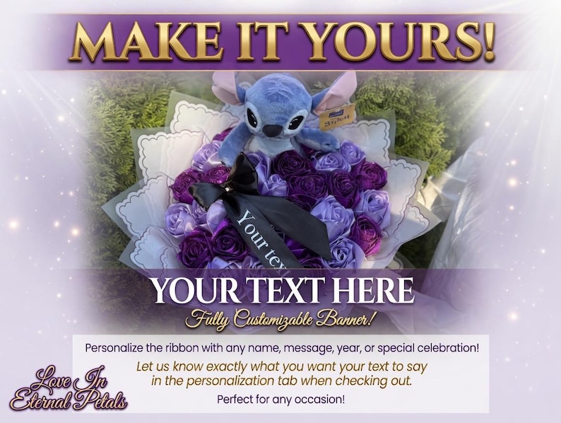 Op de afbeelding: Een boeket van paarse en lavendelkleurige stoffen rozen met een blauw pluchen speelgoed. Het boeket is verpakt in wit papier en heeft een zwart lint met de tekst "Your text here". De banner zegt "Make it Yours!" en "Your text here".