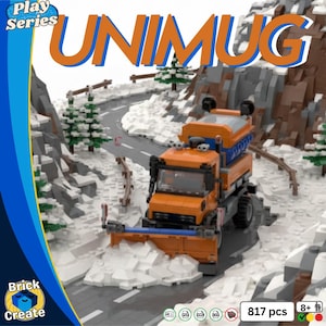 Könnte beinhalten: Ein orange-blaues Unimug-Schneepflugmodell aus 817 Teilen, das Schnee von einer Straße räumt. Das Modell ist vor dem Hintergrund verschneiter Berge und immergrüner Bäume platziert. Die Wörter "Play Series" und "Brick Create" sind sichtbar.