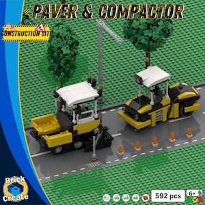 Könnte beinhalten: Ein Lego-Set zum Thema Bauwesen mit zwei gelb-schwarzen Straßenfertigern und Verdichtern. Das Set enthält eine Straße, Bäume und Baustellenschilder. Das Set trägt die Aufschrift "PAVER & COMPACTOR" und "CONSTRUCTION SITE".