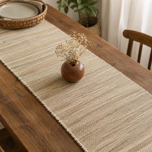 Camino de mesa Lidi tejido a mano: textura natural y ecológica para cenas de estilo Japandi y rústico.