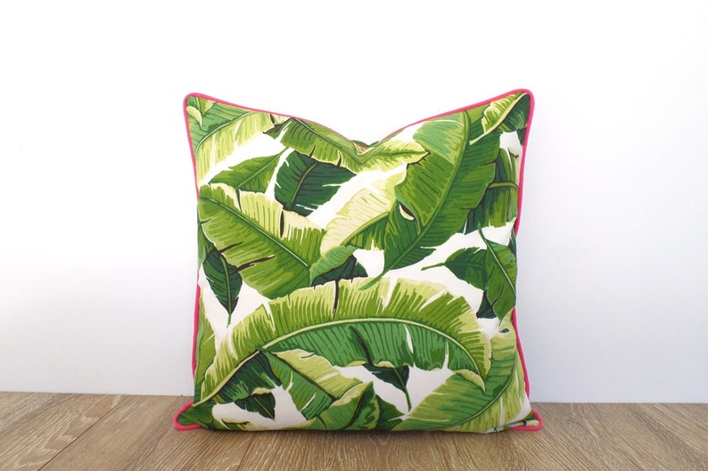 Palm leaf outdoor pillow case, tropical pillow pink piping Palm Beach decor, green outdoor cushion swaying leaves,banana leaf outdoor pillow afbeelding 3