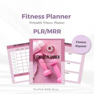 Może przedstawiać: Plan fitness z różową okładką, z tekstem "Fitness Planner" i "And Tracking". Obraz zawiera różowe hantle, butelkę wody i miarkę. Dodatkowe strony pokazują codzienne i tygodniowe plany treningowe.