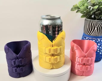 ライフジャケット型缶クーラー｜おもしろい3Dプリントビールホルダー｜ボートギフト｜プールパーティー用ドリンクスリーブ｜ビーチ好きへのギフト｜湖畔ライフ用缶ホルダー