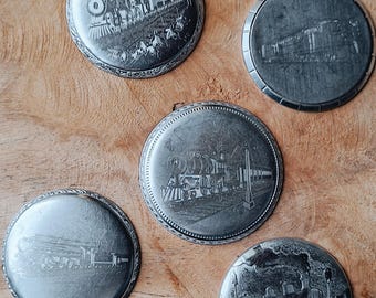 Lotto di fondelli per orologi da tasca vintage – Casse incise con treni – Componenti steampunk – Tema ferroviario