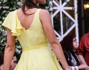 Robe de cocktail en soie jaune : jupe mouchoir midi, détail à volants