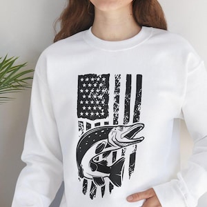 Fishing USA Flag Sweatshirt: Patriotic Cotton-Blend Crewneck