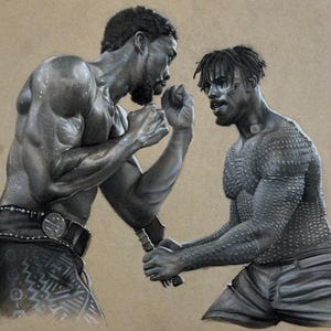 Op de afbeelding: Een grijstinten potloodtekening van twee gespierde figuren die tegenover elkaar staan, ogenschijnlijk in een gespannen confrontatie. Eén figuur houdt een wapen vast. Het kunstwerk is gedetailleerd, met zichtbare spieren en texturen, tegen een neutrale achtergrond.