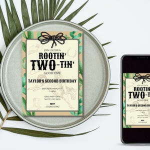 Puede incluir: Una tarjeta de invitación verde y marrón con un diseño de lazo y el texto "Join us for a Rootin' Two-Tin' Good Time Taylor's Second Birthday".