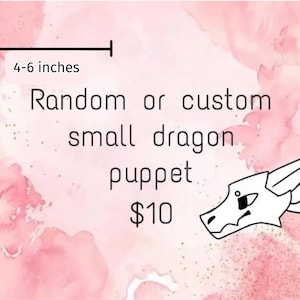 Può includere: Immagine di un piccolo burattino a forma di drago, disponibile in design casuali o personalizzati. Il burattino misura circa 10-15 cm. Lo sfondo è un acquerello rosa e bianco.