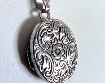 Vintage locket sterling silver, flower design