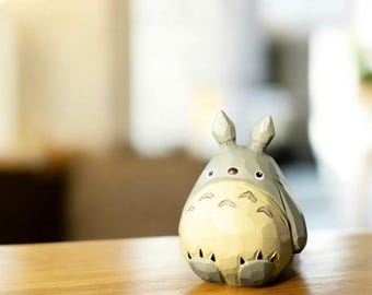 手作りのとなりのトトロ木製置物、無垢材のジブリトトロ、日本のアニメ、手作りのかわいいトトロ