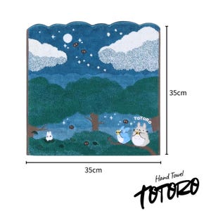 Puede incluir: Toalla de mano con una escena nocturna de bosque, luna y estrellas. La toalla azul presenta nubes blancas y una ilustraci&oacute;n de dibujos animados de los personajes de Totoro. La toalla mide 35 cm x 35 cm.