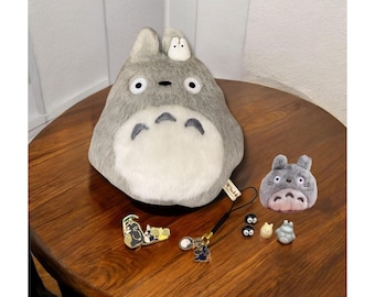 Set de regalo de bolso de peluche de Totoro personalizado, set de regalos con temática de Ghibli, colgante para teléfono personalizado, monedero esponjoso, broche y minifiguras.