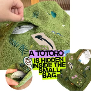 K&ouml;nnte beinhalten: Gr&uuml;ne Tragetasche mit passendem kleinem Beutel. Die Tasche und der Beutel sind mit gestickten Bl&auml;ttern, Blumen und einer Zeichentrickfigur verziert. Der Text auf dem Bild lautet "A Totoro is hidden inside the small bag."