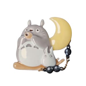 Broche de esmalte Meu Vizinho Totoro com bolsa feita à mão, broche de anime, joia da cultura pop kawaii, arte de fã exclusiva, acessório de presente para fãs de Totoro