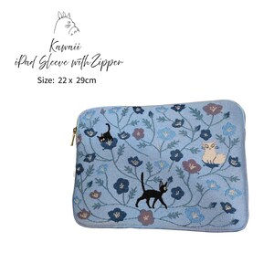 Set regalo blu di Kiki - Consegne a domicilio, set di gadget a tema Ghibli, borsa di Kiki, portachiavi personalizzato, custodia per iPad, regalo per i fan di Kiki. iPad Sleeve