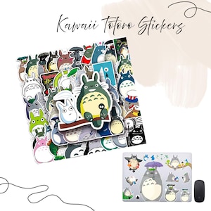 K&ouml;nnte beinhalten: Eine Sammlung farbenfroher Kawaii Totoro-Aufkleber mit verschiedenen Designs des beliebten Anime-Charakters. Die Aufkleber zeigen Totoro in verschiedenen Posen und Umgebungen, mit einer Vielzahl von Farben und Ausdr&uuml;cken.