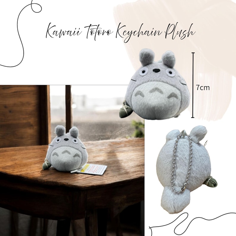 K&ouml;nnte beinhalten: Ein grauer Totoro-Schl&uuml;sselanh&auml;nger aus Pl&uuml;sch, ca. 7 cm hoch, mit einer silbernen Kette. Der Schl&uuml;sselanh&auml;nger hat einen runden K&ouml;rper, kleine Ohren und einen wei&szlig;en Bauch. Der Text "Kawaii Totoro Keychain Plush" steht oben.