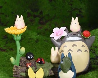 Può includere: Un set di miniature che rappresentano i personaggi del film d'animazione Il mio vicino Totoro. Il set include Totoro, un piccolo Totoro, un gattobus e una coccinella. Le miniature sono realizzate in plastica e sono dipinte con colori vivaci. Il set è esposto su una piccola base di legno con una superficie di muschio verde.