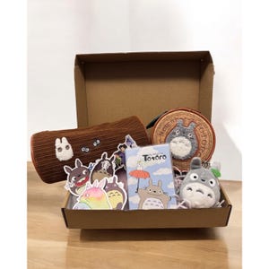Studio Ghibli Totoro Geschenkbox, Ghibli Themed Goodie Box, Schlüsselanhänger Geldbörse / Notizbuch / Aufkleber / Aufbewahrungstasche / Stickerei-Federmäppchen