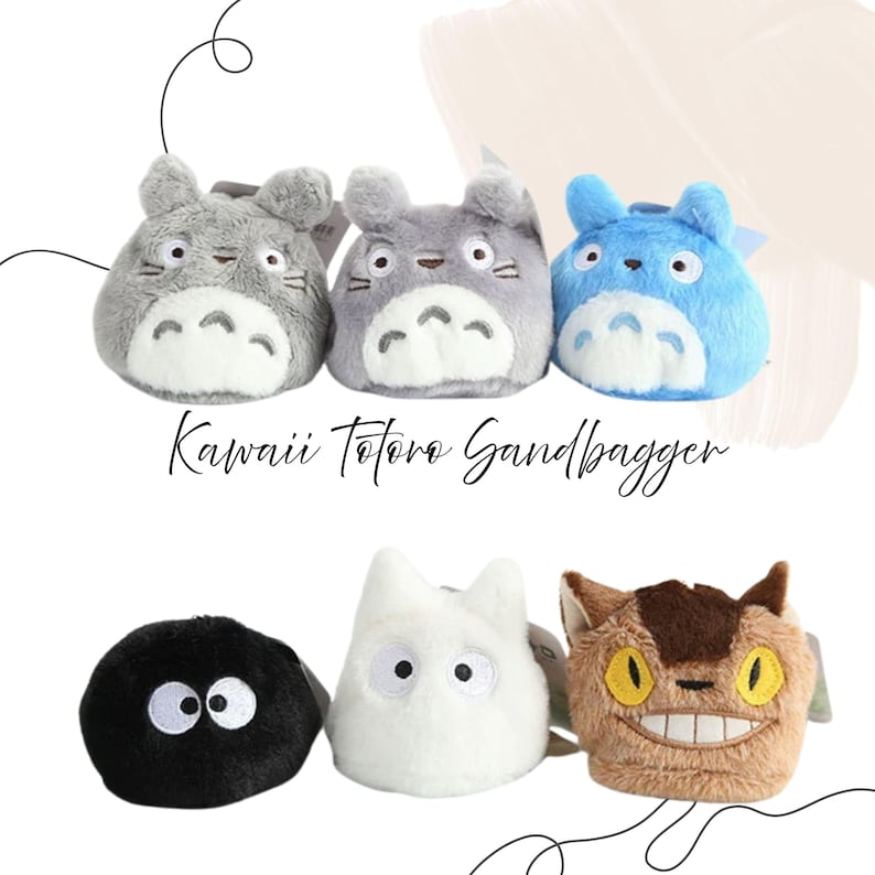 K&ouml;nnte beinhalten: Eine Sammlung von Pl&uuml;schtieren mit Figuren aus dem Zeichentrickfilm. Die Spielzeuge sind grau, blau, wei&szlig;, braun und schwarz und haben jeweils besondere Merkmale. Der Text "Kawaii Totoro Sandbagger" ist unter den Spielzeugen geschrieben.