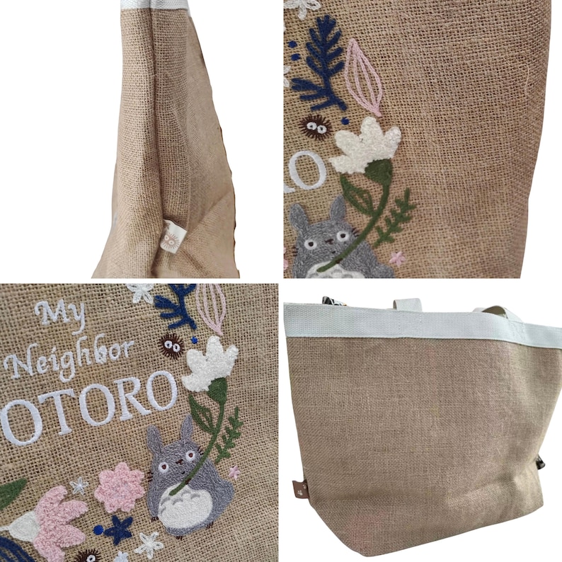 Puede incluir: Un bolso tote de yute beige con ribetes y asas blancas. El bolso presenta un dise&ntilde;o bordado de un personaje de dibujos animados gris, flores y el texto "My Neighbor TOTORO". El bolso tote es de color marr&oacute;n claro.
