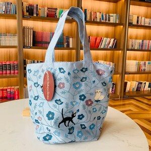 Set regalo blu di Kiki - Consegne a domicilio, set di gadget a tema Ghibli, borsa di Kiki, portachiavi personalizzato, custodia per iPad, regalo per i fan di Kiki. immagine 2