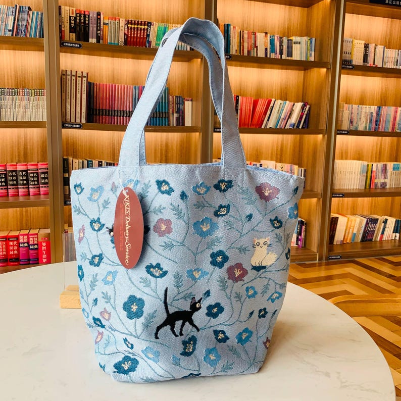 Set regalo blu di Kiki - Consegne a domicilio, set di gadget a tema Ghibli, borsa di Kiki, portachiavi personalizzato, custodia per iPad, regalo per i fan di Kiki. immagine 2