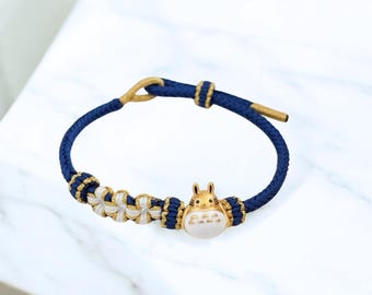 Pulsera de Totoro bañada en oro, hecha a mano. Bonito dije kawaii de Ghibli. Pulsera bañada en oro con personaje kawaii de dibujos animados.
