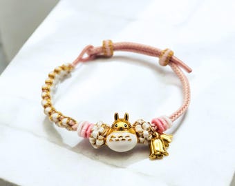 Pulsera con dijes bañados en oro, hecha a mano e inspirada en Totoro. Dije de Totoro kawaii. Pulsera bañada en oro con el personaje Ghibli. Regalo para los amantes de Totoro.