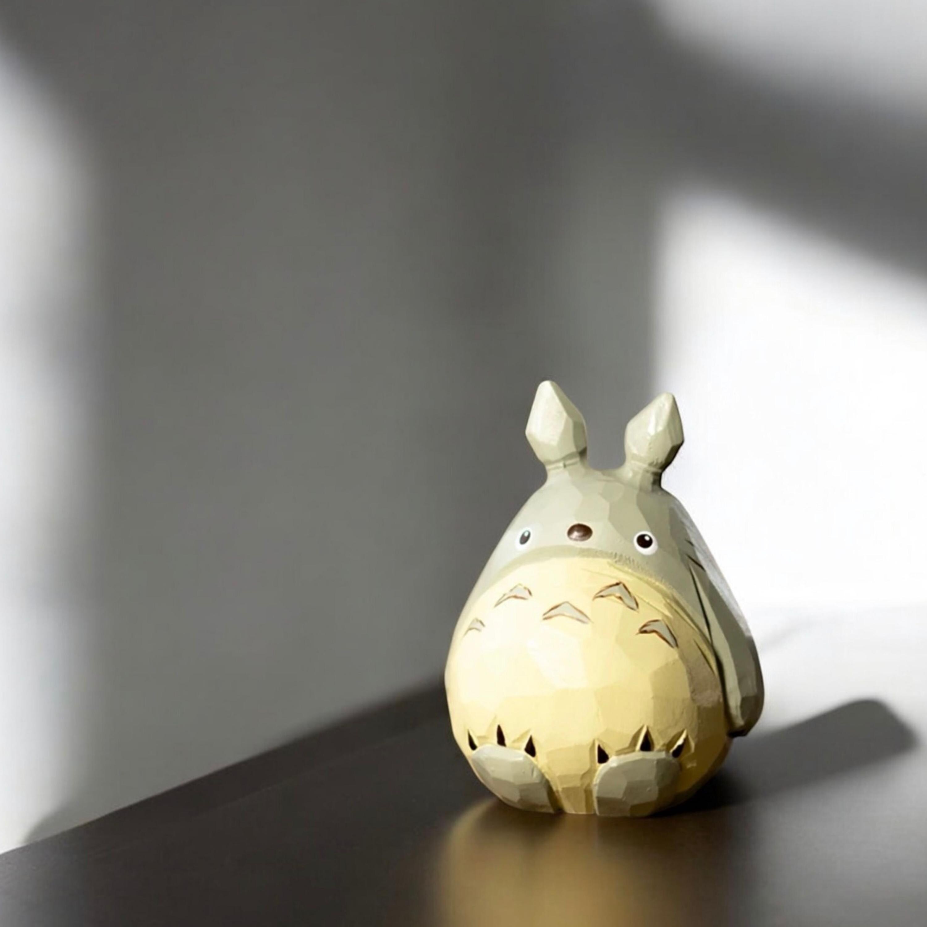 手作りのとなりのトトロ木製置物、無垢材のジブリトトロ、日本のアニメ