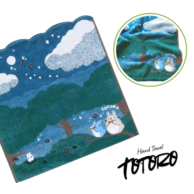 Puede incluir: Una toalla de mano con una escena nocturna de bosque, nubes y estrellas. La toalla presenta una ilustraci&oacute;n de los personajes de Totoro. El texto "TOTORO" est&aacute; impreso en la toalla, junto con las palabras "Hand Towel".
