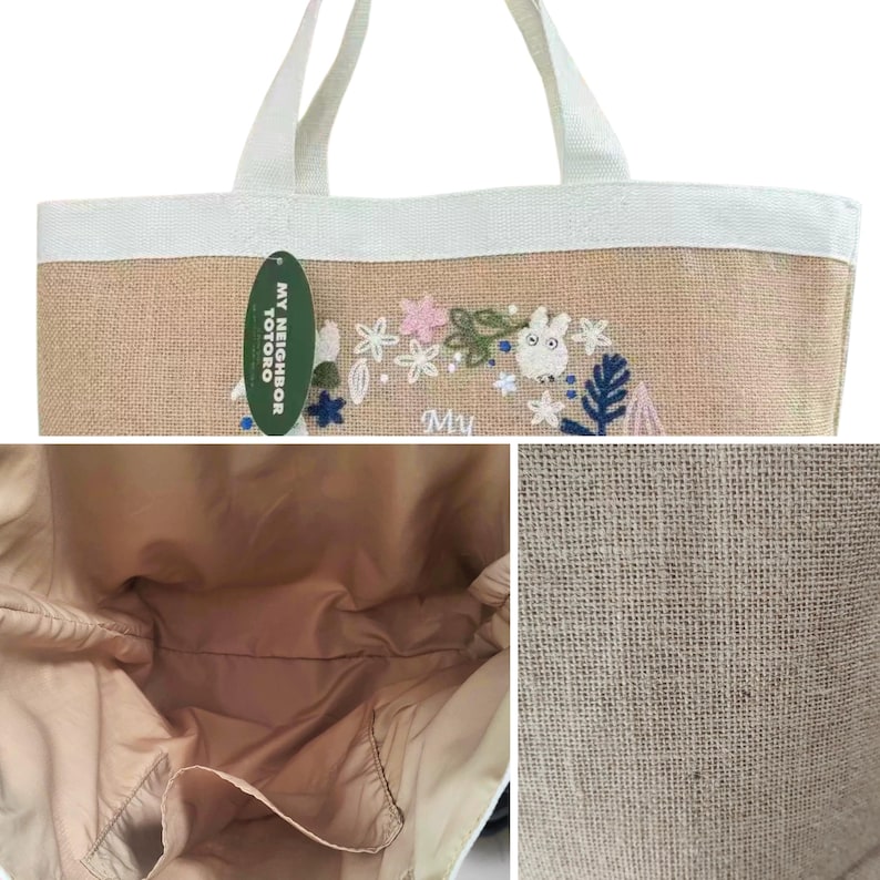 Puede incluir: Un bolso tote beige con asas y ribetes blancos. El bolso presenta un dise&ntilde;o floral bordado con un personaje de dibujos animados y el texto "My Neighbor Totoro". El interior es de color beige claro.