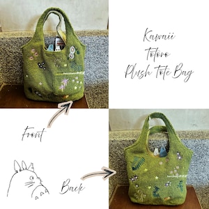 K&ouml;nnte beinhalten: Gr&uuml;ne Pl&uuml;sch-Tragetasche mit gestickten Blumen- und Blattdetails. Die Tasche hat eine Vordertasche und einen Griff. Der Text "Kawaii Totoro Plush Tote Bag" ist auf dem Bild geschrieben. Die R&uuml;ckseite der Tasche hat eine Totoro-Illustration.