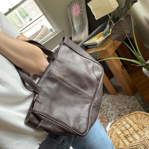 Bolso de hombro vintage de piel auténtica en color marrón intenso