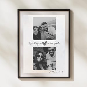 Peut inclure: Un cadre noir contenant deux photos de famille en noir et blanc. La photo du haut montre une famille de quatre personnes souriantes, celle du bas un couple avec un bébé. Le cadre contient du texte allemand : "Ein Herz, ein Zuhause, eine Familie" et "Seit 2020 Für immer wir."