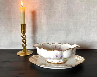 Antieke Haviland Limoges sauskom, Franse porseleinen juskom op standaard, handgeschilderd bloemen China, begin jaren 1900