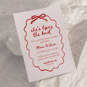 Invito per la festa nuziale "She's Tying The Knot" / Festa nuziale moderna con fiocco / Modello di invito Canva modificabile / Festa nuziale con fiocco rosso