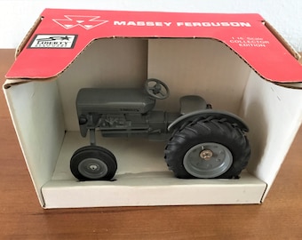 Massey Ferguson 30 Collector Edition 1/16 Scale Collectible Toy Tractor