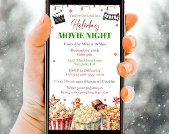 Puede incluir: Un teléfono inteligente muestra una invitación a una noche de cine navideña. La invitación presenta texto y gráficos, incluyendo una claqueta y palomitas de maíz. La invitación incluye la fecha, hora, lugar e información de confirmación de asistencia. El fondo es una escena nevada.
